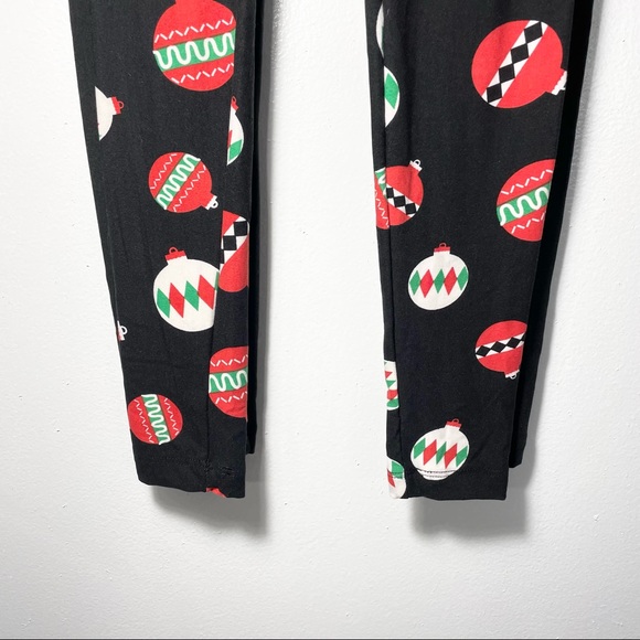 CHRISTMAS LEGGINGS NWT SMALL TWO PAIRS OF STRETCHY LEGGINGS, BLACK AND RED - Picture 4 of 6